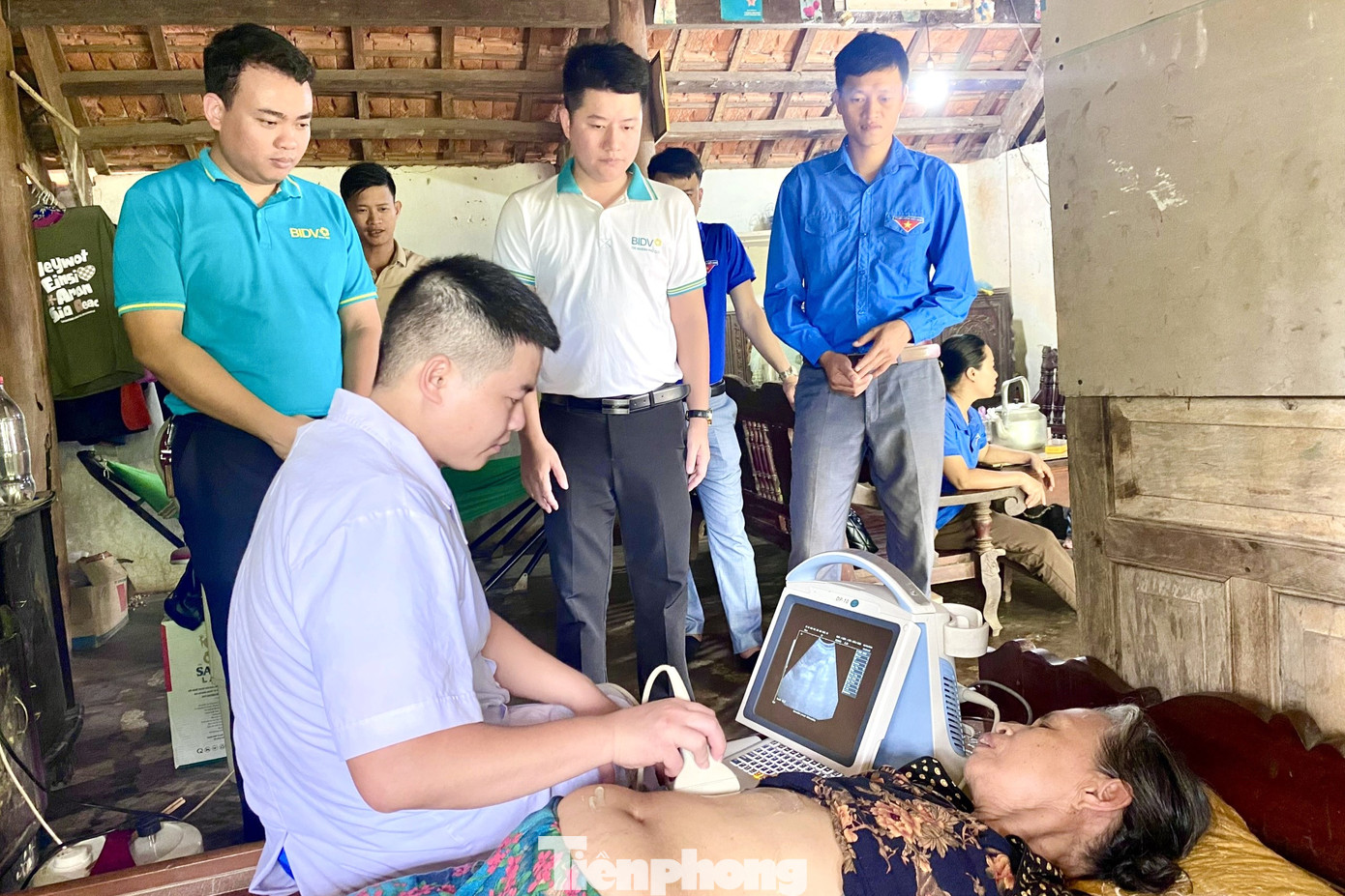 “Mỗi lần các bạn trẻ đến thăm, trò chuyện, tôi rất vui, tinh thần phấn khởi hơn hẳn. Lớn tuổi, dễ đau ốm nên việc các y bác sĩ thường xuyên quan tâm, đến thăm, khám bệnh, phát thuốc giúp sớm phòng ngừa bệnh tật”, bà Sơn tâm sự.