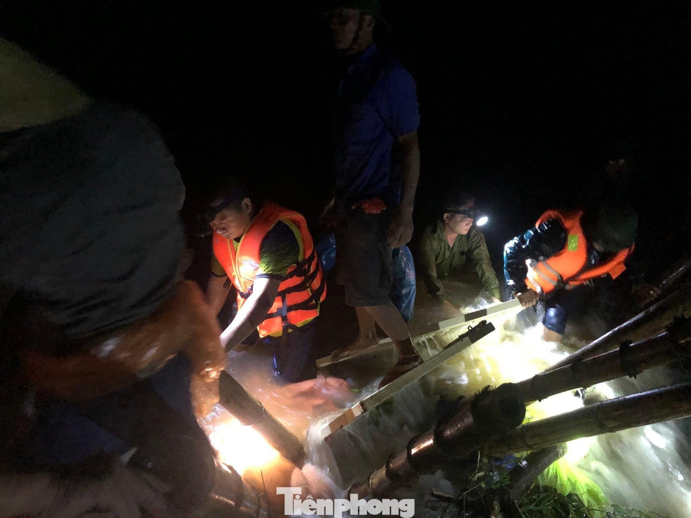 Hàng trăm người dân cùng lực lượng công an, bộ đội có mặt tại hiện trường để khắc phục sự cố, tuy nhiên do thời tiết mưa lớn, việc khắc phục gặp nhiều khó khăn.