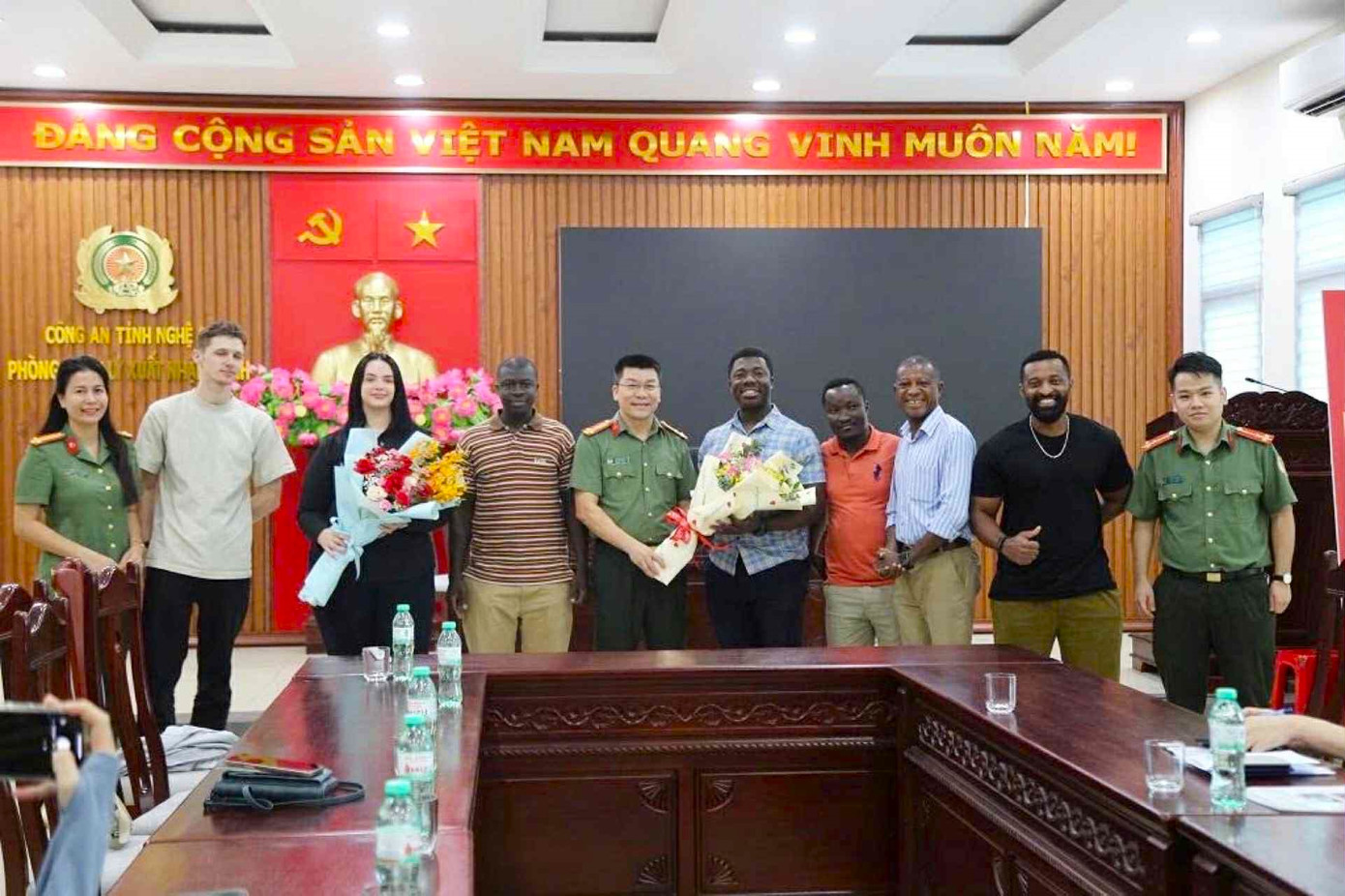 “Phòng Quản lý xuất nhập cảnh luôn tạo điều kiện tối đa cho người nước ngoài, để họ thấy thuận lợi nhất, thoải mái nhất và đạt được kết quả hài lòng nhất. Trên địa bàn tỉnh hiện có hơn 220 người nước ngoài đã được cấp thẻ thường trú, thẻ tạm trú. Qua 4 ngày thực hiện, Phòng đã tiếp nhận và hoàn thành 110 hồ sơ thủ tục cấp tài khoản định danh điện tử mức độ 2 cho người nước ngoài. Hiện, Phòng đang đẩy nhanh tiến độ, định hướng hoàn thành kế hoạch trước thời hạn”, cán bộ Phòng Quản lý xuất nhập cảnh Công an tỉnh Nghệ An thông tin.