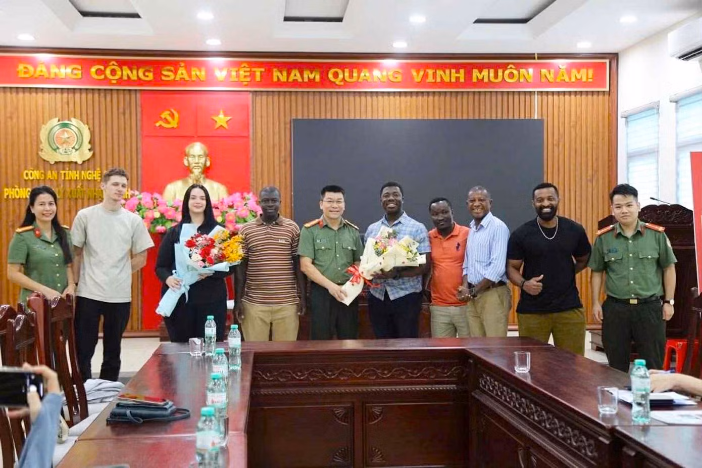 “Phòng Quản lý xuất nhập cảnh luôn tạo điều kiện tối đa cho người nước ngoài, để họ thấy thuận lợi nhất, thoải mái nhất và đạt được kết quả hài lòng nhất. Trên địa bàn tỉnh hiện có hơn 220 người nước ngoài đã được cấp thẻ thường trú, thẻ tạm trú. Qua 4 ngày thực hiện, Phòng đã tiếp nhận và hoàn thành 110 hồ sơ thủ tục cấp tài khoản định danh điện tử mức độ 2 cho người nước ngoài. Hiện, Phòng đang đẩy nhanh tiến độ, định hướng hoàn thành kế hoạch trước thời hạn”, cán bộ Phòng Quản lý xuất nhập cảnh Công an tỉnh Nghệ An thông tin.