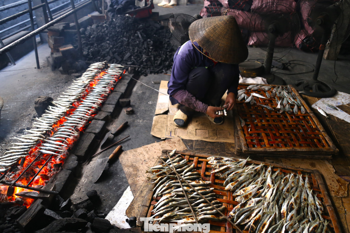 “Hàng chục năm trước, khi nướng cá phải quạt tay bằng mo cau hoặc quạt giấy. Nay đời sống khá hơn nên cơ sở nào cũng có quạt điện, đỡ vất vả hơn. Nghề này yêu cầu tỉ mỉ, khéo léo, chịu khó. Nếu không chịu khó, kiên trì thì không sống được với nghề”, chị Hạnh nói.