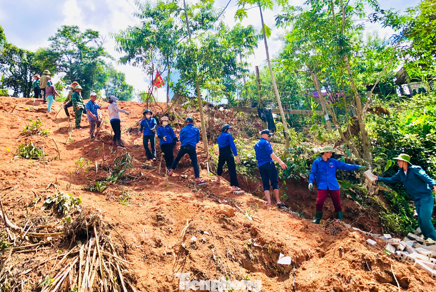 Đoàn viên thanh niên cùng các lực lượng hỗ trợ vận chuyển gạch lên trên để xây nhà. Đoàn viên thanh niên cùng các lực lượng hỗ trợ vận chuyển gạch lên trên để xây nhà.