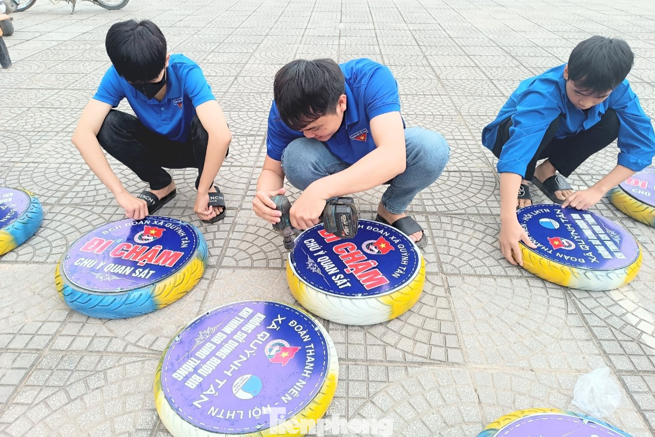 Với sự sáng tạo và đôi bàn tay khéo léo của đoàn viên thanh niên huyện Quỳnh Lưu, những lốp xe cũ đã có “hành trình thứ hai” trở thành biển báo tuyên truyền giao thông, vừa hữu ích, vừa tiết kiệm và bảo vệ môi trường.