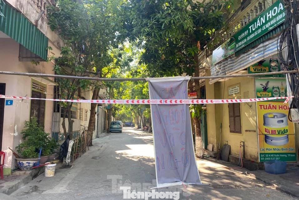 Những tấm biển "Cấm người lạ vào ngõ" được người dân tự thiết kế để phòng chống dịch.