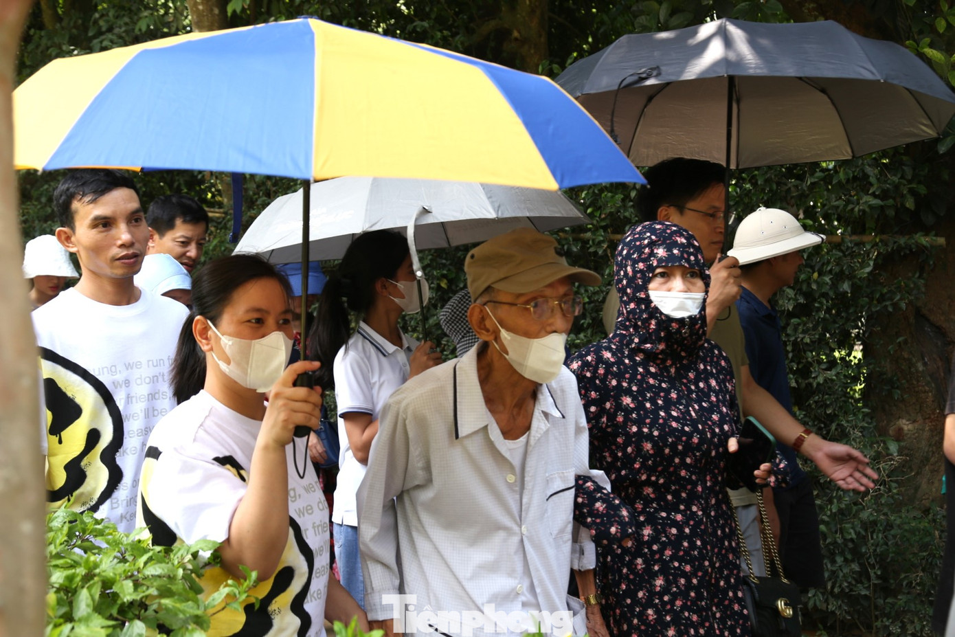 Trong dòng người về quê Bác ngày Tết Độc lập, có cựu chiến binh Trần Hữu Điều (trú huyện Thanh Chương, Nghệ An). Ông Điều năm nay đã bước qua tuổi 86. Dù chân đã yếu, không thể tự di chuyển, phải nhờ vào sự giúp sức của hai người con gái nhưng ông vẫn ao ước một lần được về thăm quê Bác. “Quê Bác đẹp lắm, thanh bình, giản dị. Được trực tiếp chứng kiến, nghe các cháu hướng dẫn viên thuyết minh về cuộc đời của Bác và người thân, tôi thực sự xúc động”, ông Điều tâm sự.