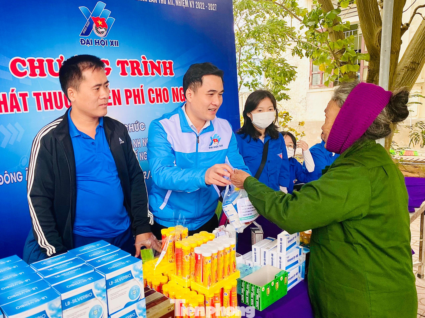 Khám, phát thuốc miễn phí cho người dân xã Quỳnh Lộc, thị xã Hoàng Mai Khám, phát thuốc miễn phí cho người dân xã Quỳnh Lộc, thị xã Hoàng Mai