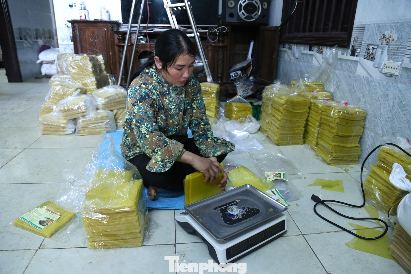 Bánh đa nem nơi đây thu hút được nhiều khách hàng vì không sử dụng hóa chất. Bánh tráng ở đây mỏng, dai ngon và cực kì dễ cuốn.