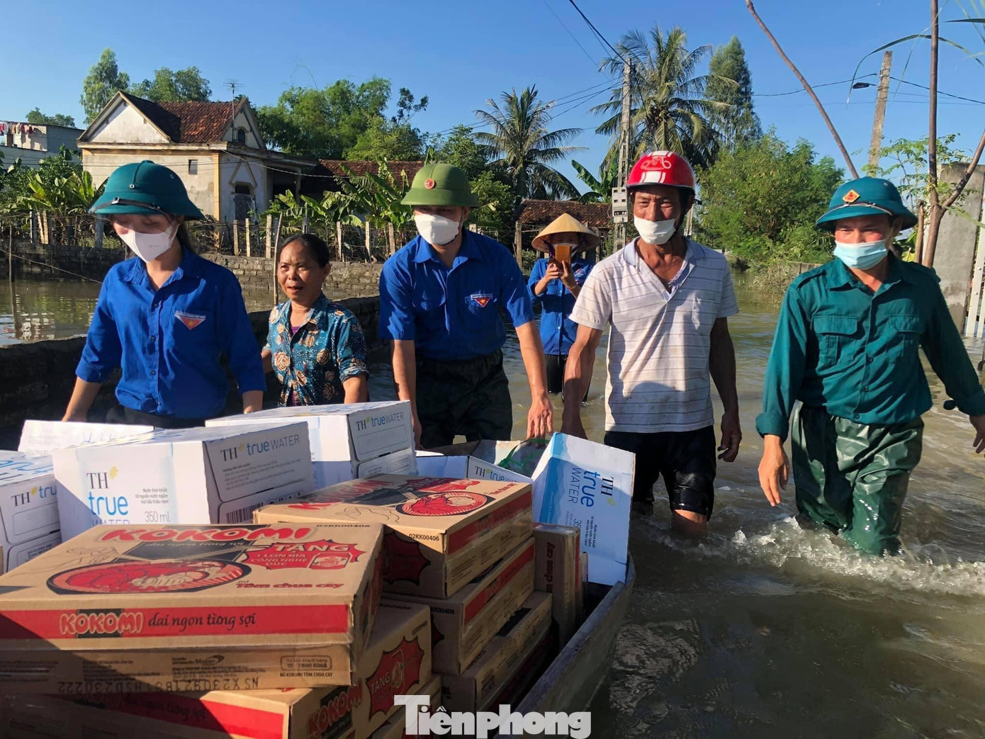 Thanh niên xung kích hỗ trợ nhu yếu phẩm cho người dân vùng lũ lụt Thanh niên xung kích hỗ trợ nhu yếu phẩm cho người dân vùng lũ lụt