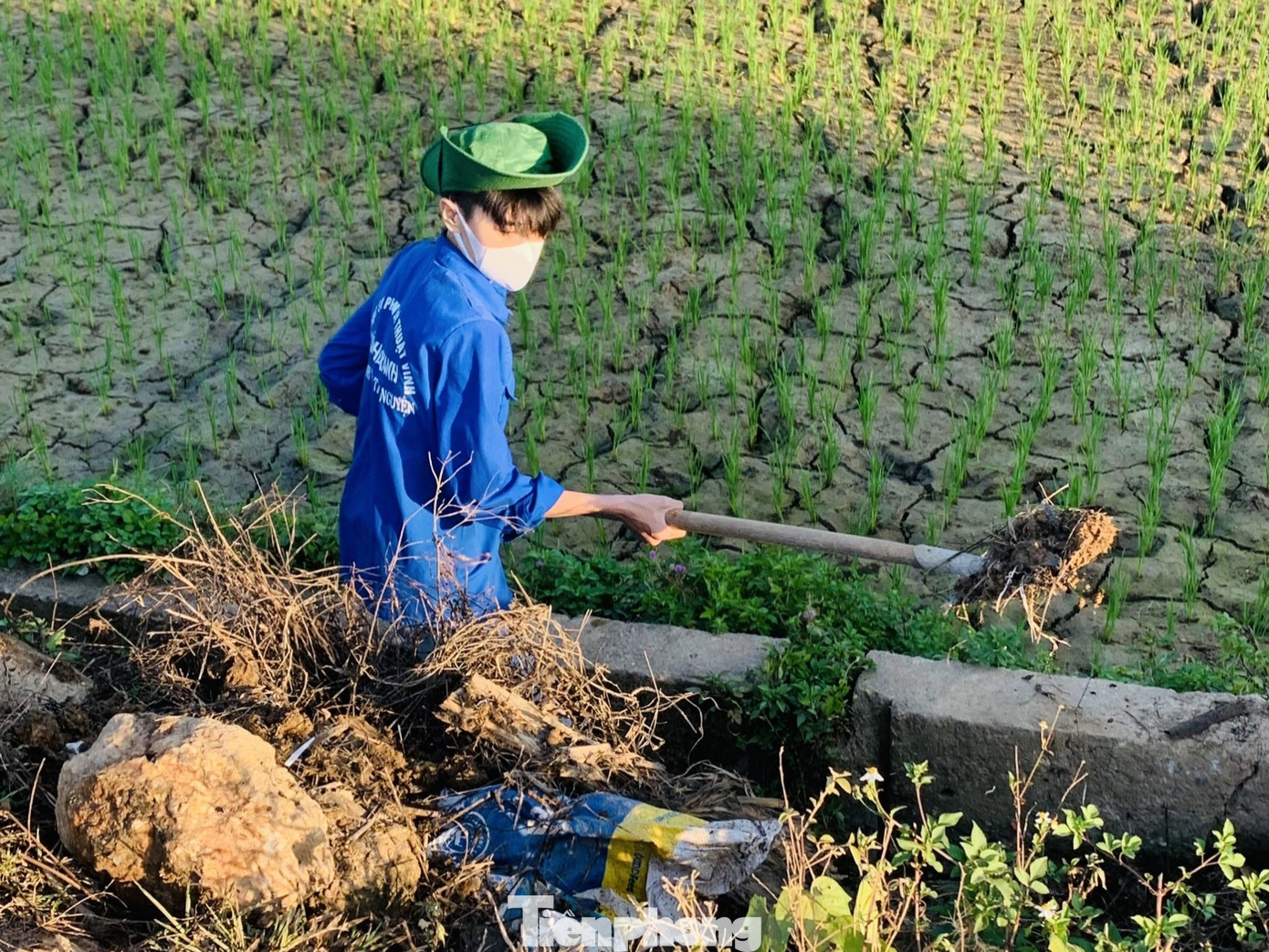 Đội nắng nạo vét kênh mương Đội nắng nạo vét kênh mương