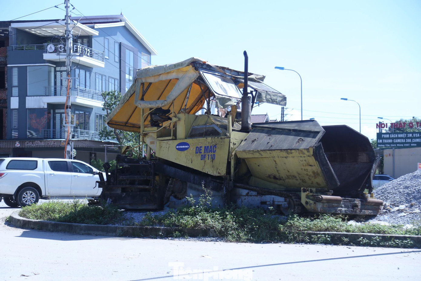 Theo ghi nhận, nhiều tháng qua, công trình này không có bóng dáng công nhân. Một số máy móc để trên đường đã hoen gỉ.