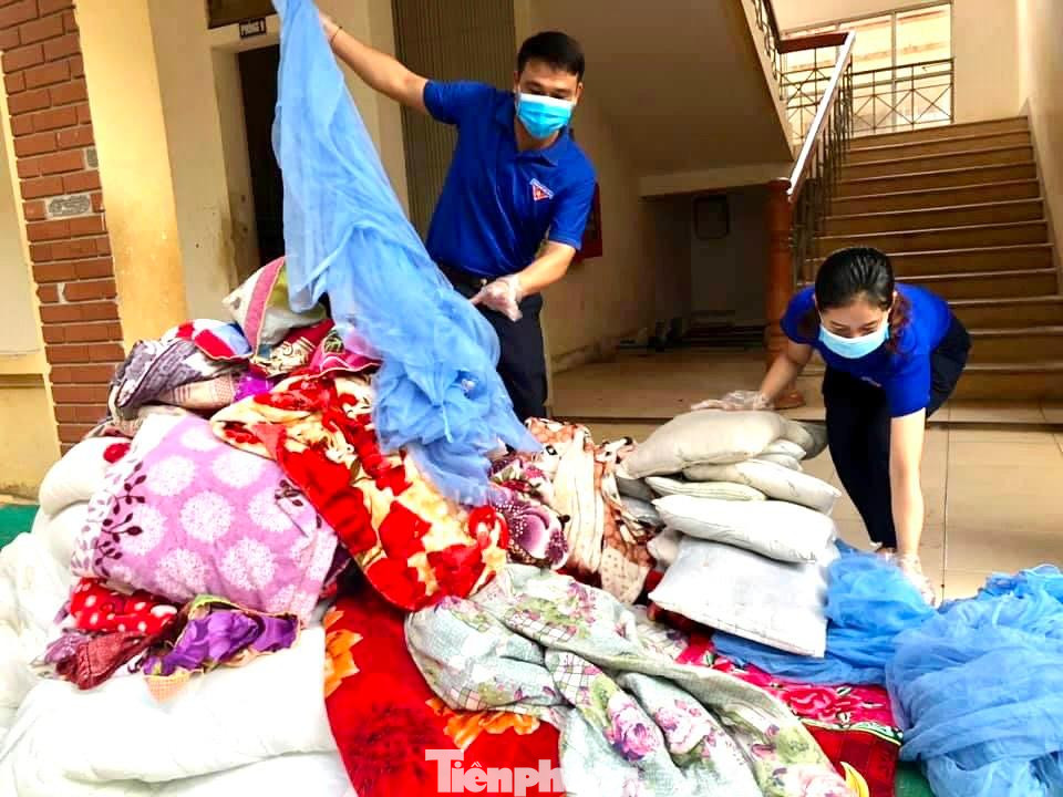 Ngoài lau chùi bàn ghế, ĐVTN còn phân loại và giặt giũ gối, chăn, màn...