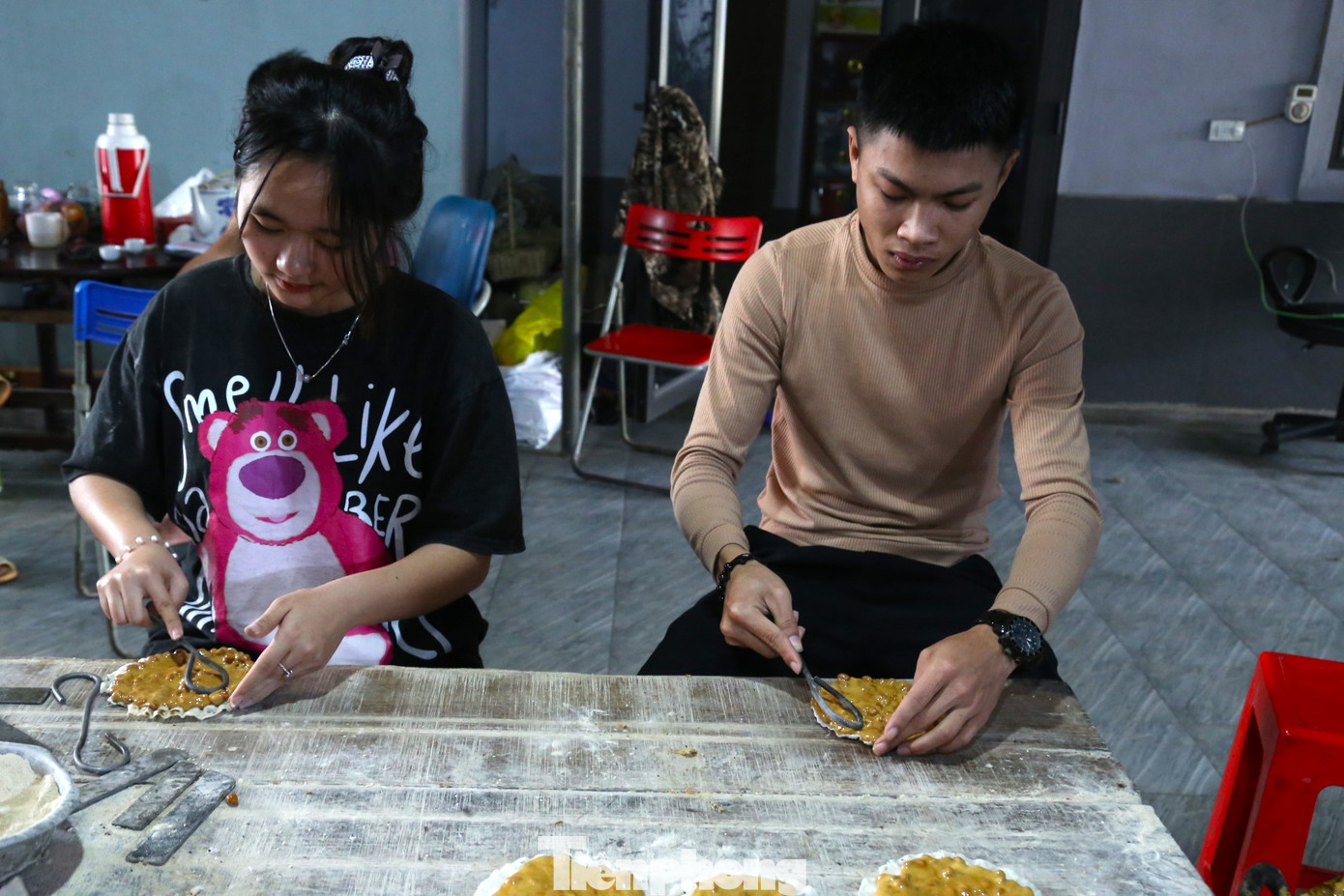 Những chiếc kẹo thơm ngọt sau khi được đóng gói được đưa đi tiêu thụ khắp các tỉnh, thành trong cả nước như Hà Nội, Thanh Hóa, TPHCM,… Mỗi năm, sau khi trừ chi phí, cơ sở của ông Lực thu lợi nhuận khoảng 500 triệu đồng.