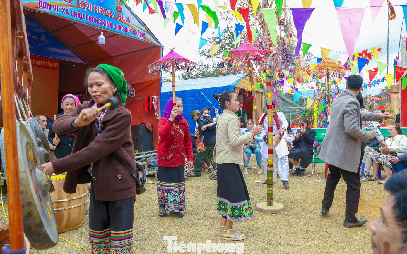 Vũ điệu cồng chiêng tạo không khí rộn ràng.