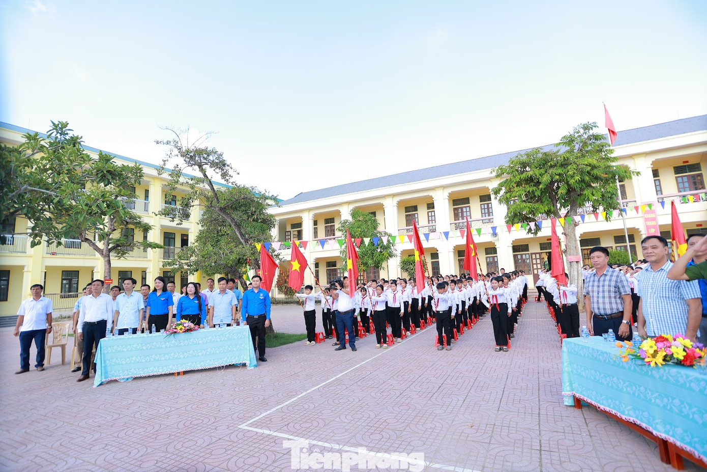 Sáng 20/9, tại trường THCS Minh Lương, Ban Thường vụ Huyện đoàn Quỳnh Lưu (Nghệ An) phối hợp với Đoàn Phòng CSGT, Đoàn Phòng Cảnh sát chữa cháy&amp;CNCH Công an tỉnh Nghệ An tổ chức khánh thành công trình cột mốc Hoàng Sa.