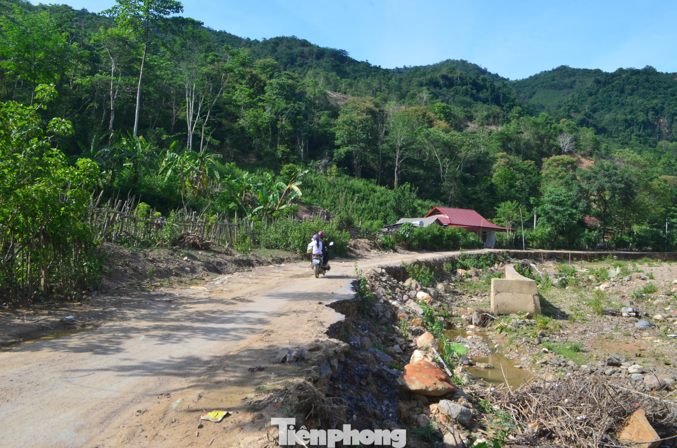 Tuyến đường nối từ Quốc lộ 7 đi qua xã Chiêu Lưu vào Bảo Thắng, huyện Kỳ Sơn, Nghệ An dài khoảng 30km hiện đang bị sạt lở, hư hỏng nhiều đoạn, tiềm ẩn nguy cơ mất an toàn cho người dân.