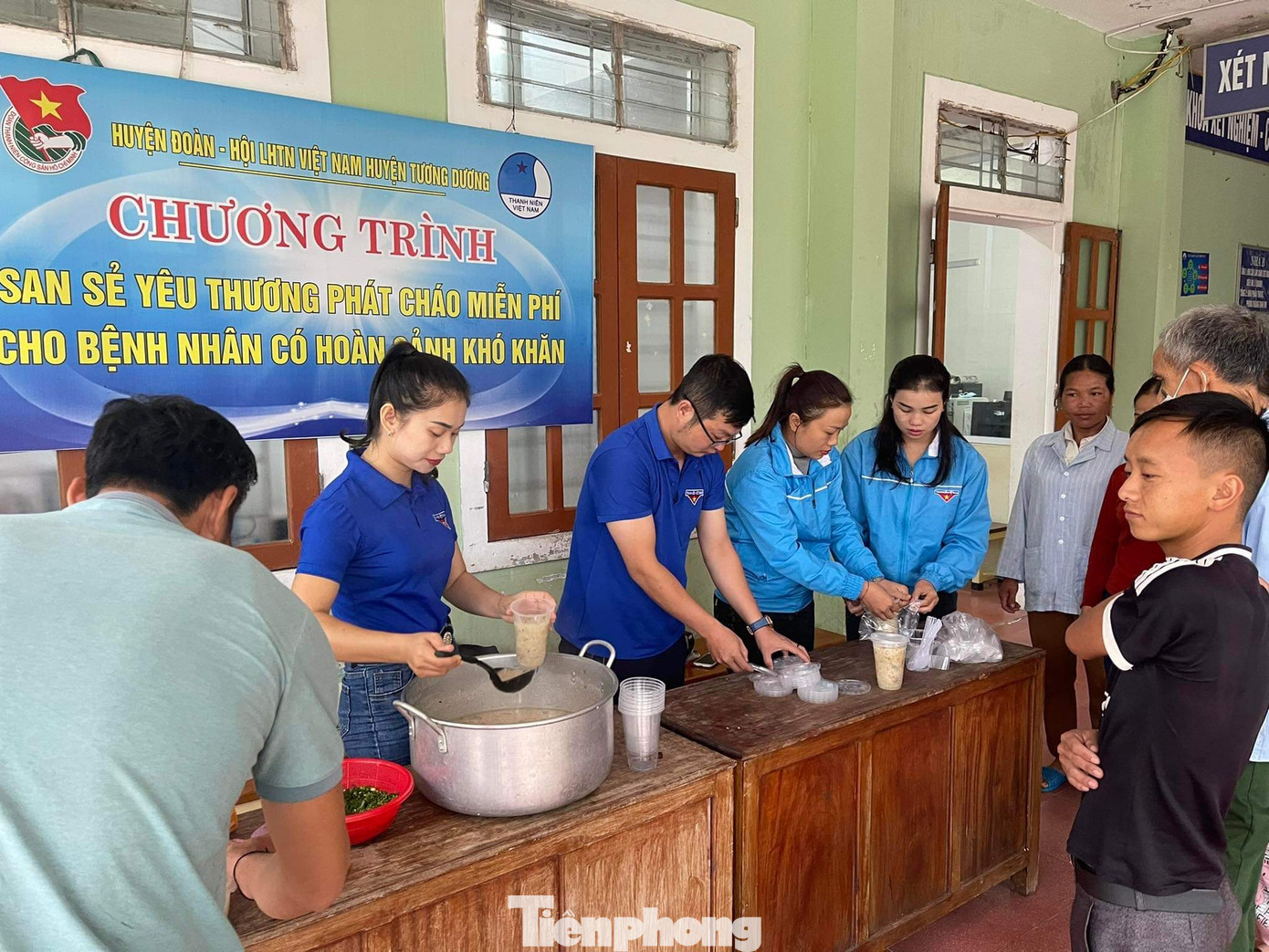 Chương trình “Bát cháo tình thương” tại Trung tâm y tế huyện Tương Dương