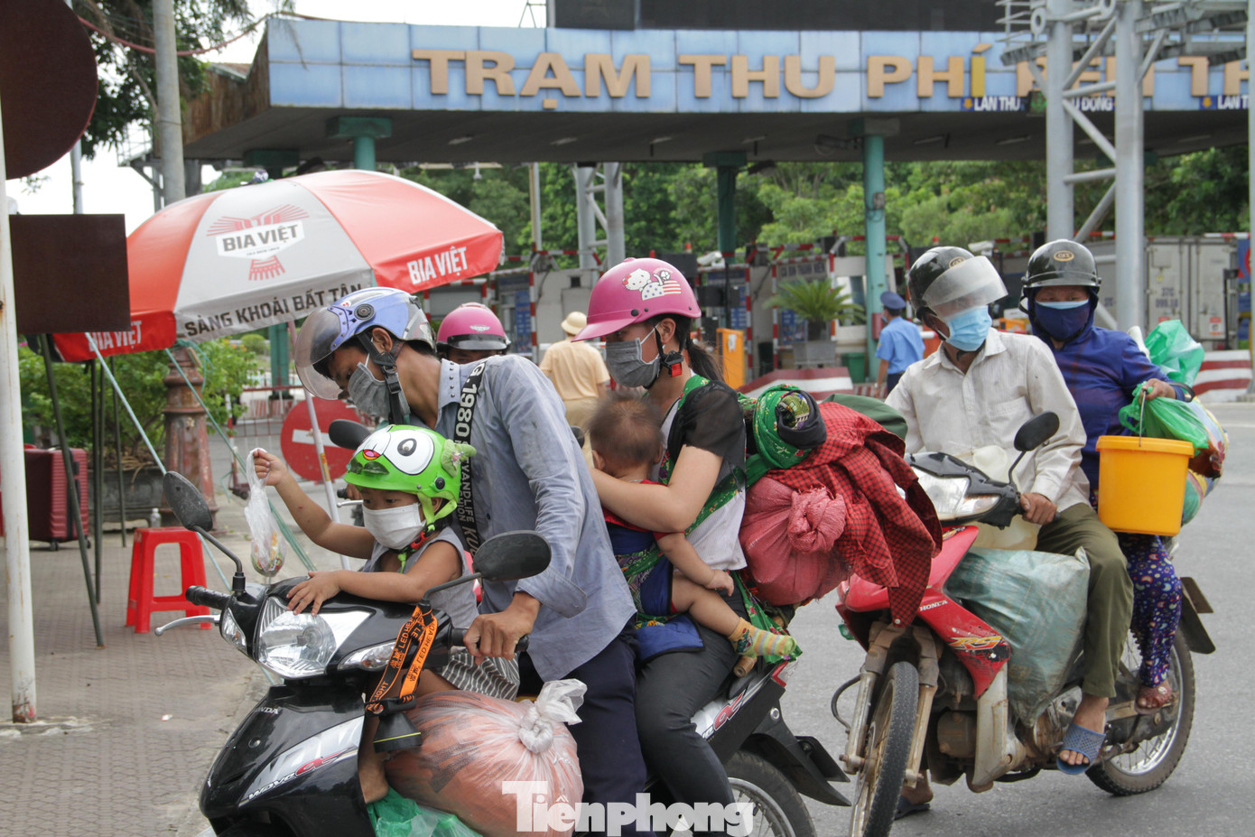 Từng tốp người chạy xe máy từ miền Nam về Nghệ An lần lượt đến chốt kiểm soát khai báo y tế.