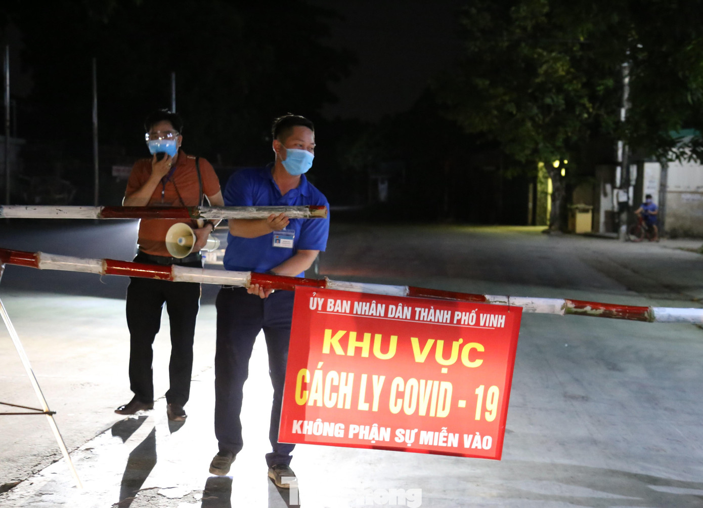 Bí thư Đoàn phường Vinh Tân hỗ trợ lập chốt phong toả ngay trong đêm khi trên địa bàn xuất hiện ca nhiễm COVID-19.