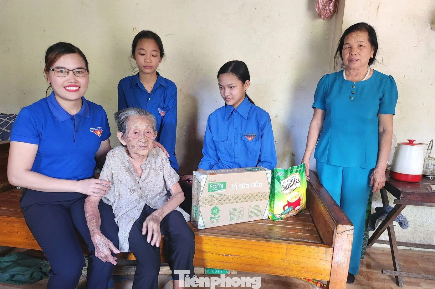 Nhiều phần quà đến với các mẹ liệt sĩ, người có công với cách mạng.