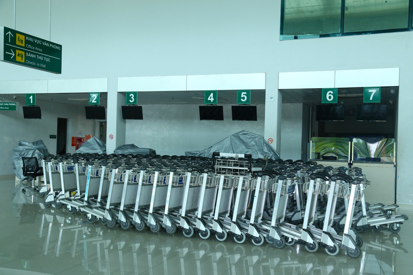 Ghi nhận của PV sáng 3/7 tại sân bay Vinh, khung cảnh vắng lặng. Khu vực quầy check-in, dãy ghế ngồi chờ tại sân bay Vinh được phủ bạt kín. Các quầy hàng phục vụ du khách đóng cửa, quây kín bạt. Ghi nhận của PV sáng 3/7 tại sân bay Vinh, khung cảnh vắng lặng. Khu vực quầy check-in, dãy ghế ngồi chờ tại sân bay Vinh được phủ bạt kín. Các quầy hàng phục vụ du khách đóng cửa, quây kín bạt.