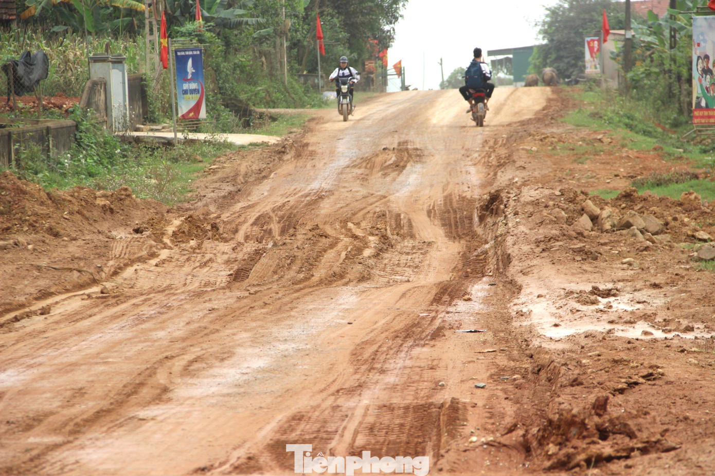 Quốc lộ 15B đi qua các xã Nghĩa Dũng, Nghĩa Hợp (huyện Tân Kỳ, Nghệ An), dài xấp xỉ 15 km. Đến cuối năm 2022, tuyến đường này đã cơ bản hoàn thành. Tuy nhiên, người dân chưa kịp phấn khởi với con đường mới được rải nhựa, thì đường đã hư hỏng nhiều chỗ. Dù phía cuối tuyến vẫn chưa hoàn thiện, nhưng nhà thầu đã phải triển khai sửa chữa những vị trí hư hỏng ở phía đầu và giữa tuyến.