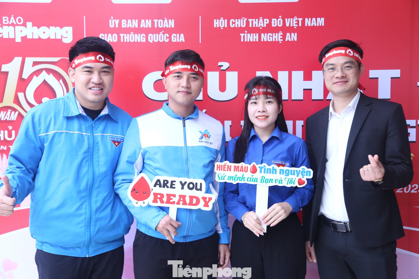 Nhóm cán bộ Tỉnh Đoàn Nghệ An tham gia hiến máu sáng 8/1