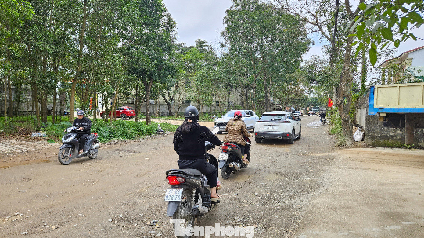 Đường Nguyễn Chí Thanh (phường Hưng Đông, TP Vinh) dài hơn 3 km, nối từ đường Lê Ninh đến đường Nguyễn Trường Tộ, là con đường quan trọng phía Tây Bắc thành phố. Hiện, con đường chằng chịt ổ gà, mặt đường bong tróc, xói lở, gập ghềnh nhất là đoạn đi trước Trung tâm Đào tạo nghề vận tải đường bộ.