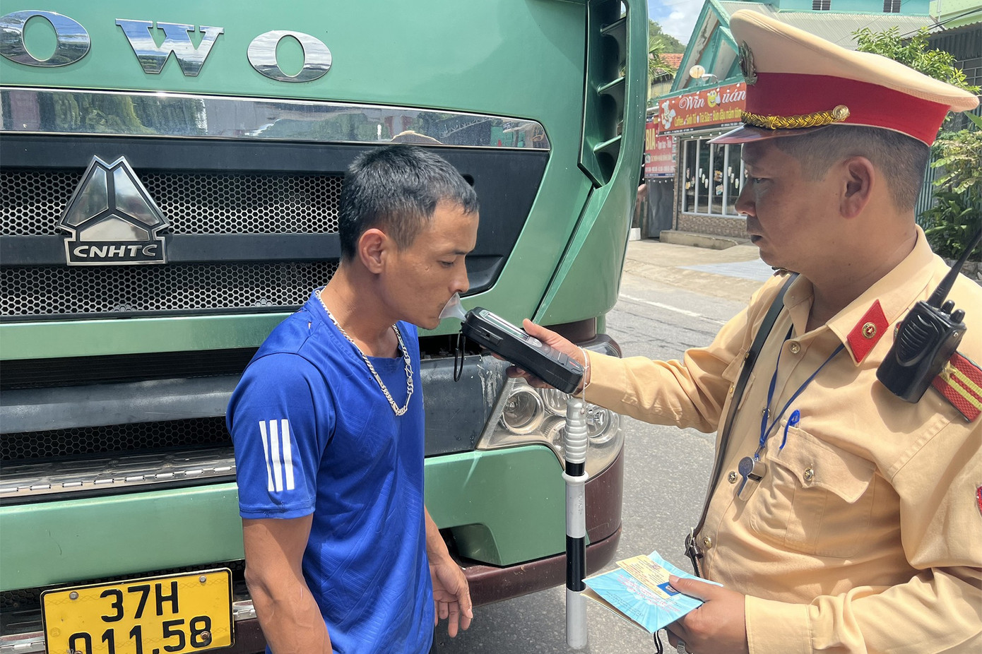 Kiểm tra nồng độ cồn đối với lái xe