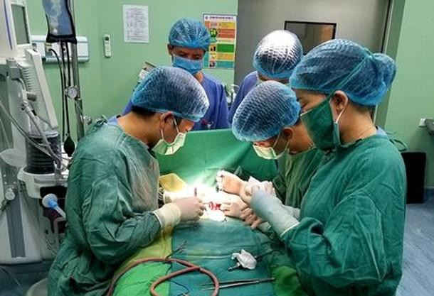 Các bác sĩ phẫu thuật giành lại sự sống cho cháu bé