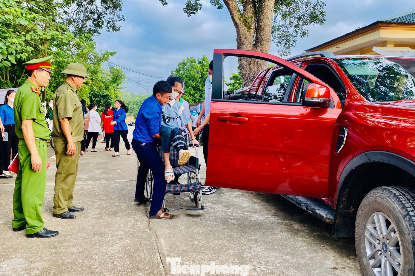 Em Nguyễn Thị Hoa bị tràn dịch khớp gối không thể tự đi lại, được đội xe 0 đồng đưa đến điểm thi Em Nguyễn Thị Hoa bị tràn dịch khớp gối không thể tự đi lại, được đội xe 0 đồng đưa đến điểm thi