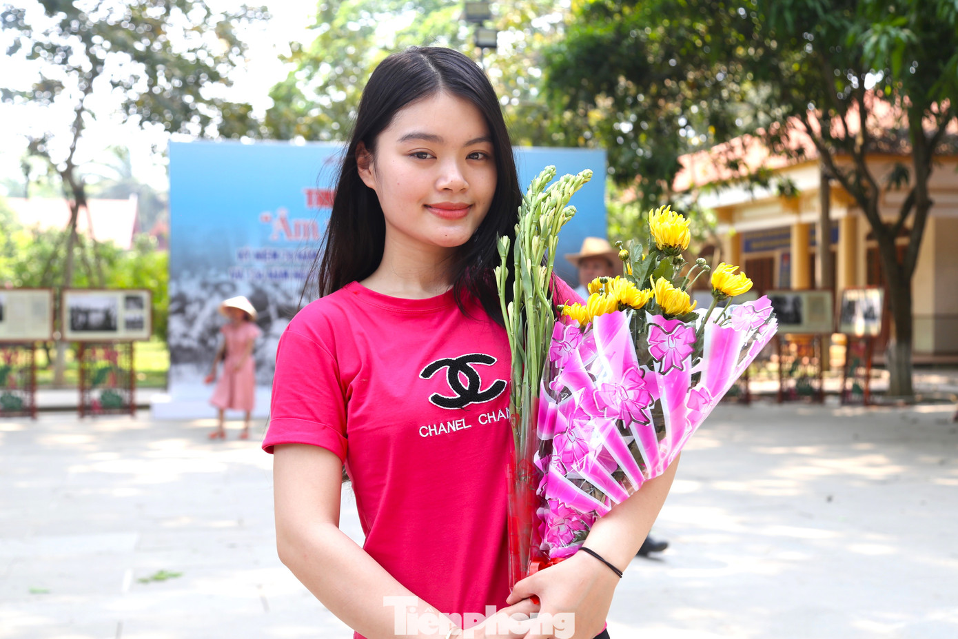 Cầm bó hoa tươi thắm trên tay, Lê Thị Khánh Huyền (20 tuổi, trú ở huyện Thiệu Hóa, tỉnh Thanh Hóa) cho biết, đây là lần đầu tiên em về thăm quê Bác. “Dịp nghỉ lễ, em cùng gia đình về thăm quê Bác, để hiểu hơn về cuộc đời và sự nghiệp đấu tranh giải phóng dân tộc của Bác. Em rất vui và xúc động”, Khánh Huyền chia sẻ.