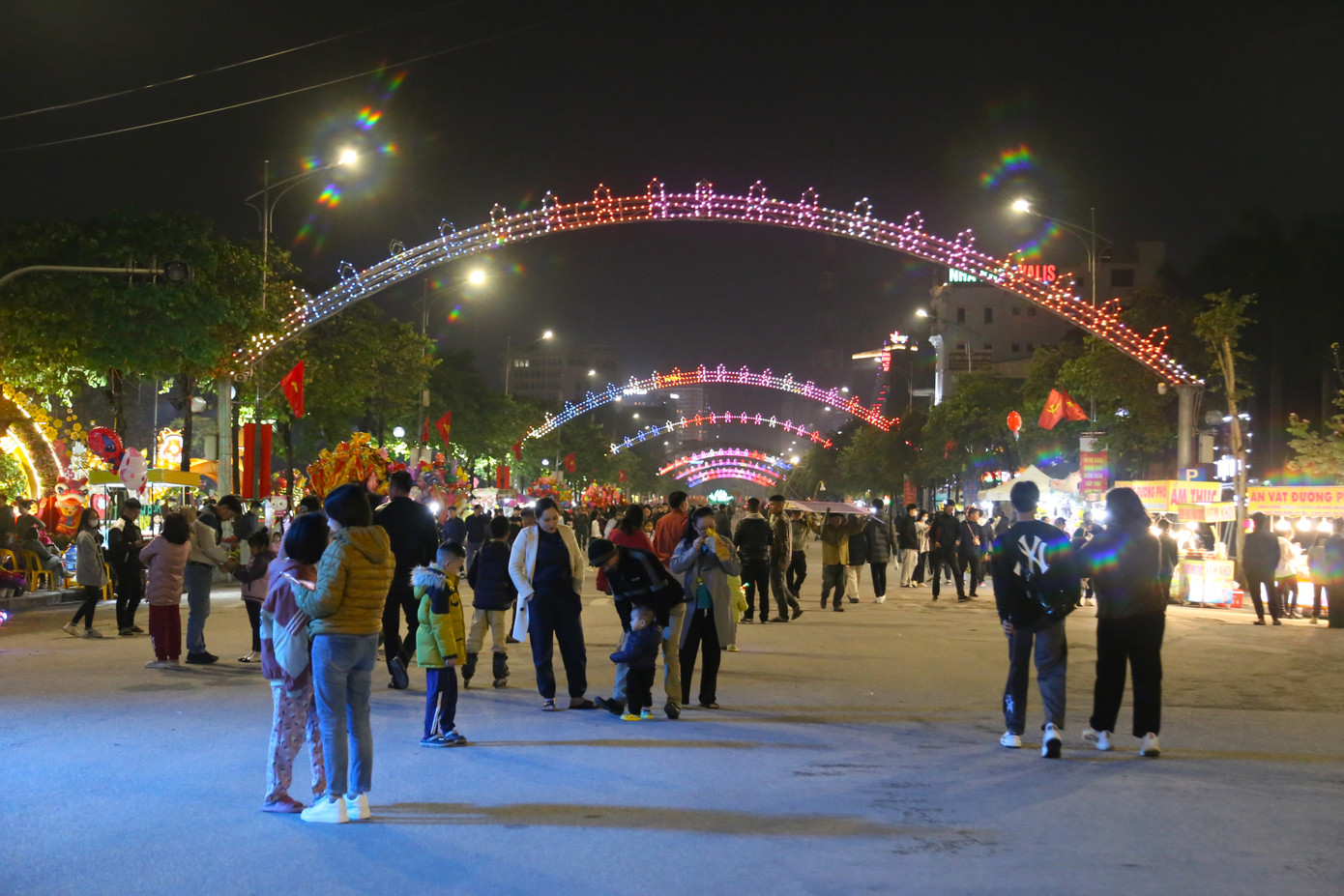 Tối 9/2, thời tiết ở Nghệ An se lạnh, người dân và du khách đổ về phố đi bộ Hồ Tùng Mậu, TP Vinh để xem chương trình nghệ thuật “Vinh Youthful Countdown 2024” và màn bắn pháo hoa chào đón năm mới. Ảnh: Thu Hiền Tối 9/2, thời tiết ở Nghệ An se lạnh, người dân và du khách đổ về phố đi bộ Hồ Tùng Mậu, TP Vinh để xem chương trình nghệ thuật “Vinh Youthful Countdown 2024” và màn bắn pháo hoa chào đón năm mới. Ảnh: Thu Hiền