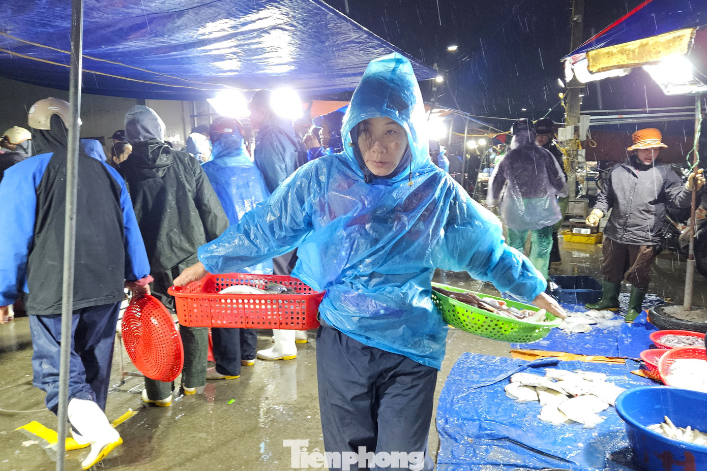 Mặc dù thời tiết mưa rét, nhưng chợ vẫn rất đông người. Cảnh mua bán diễn ra nhộn nhịp.
