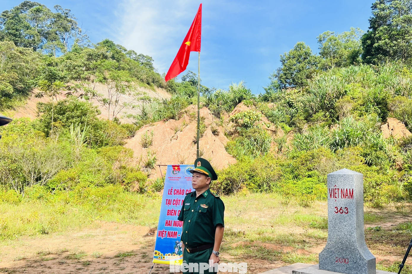 Tại buổi lễ, các đồng chí lãnh đạo huyện, Đồn Biên phòng Thông Thụ, cán bộ, đoàn viên thanh niên huyện Quế Phong đã thực hiện nghi thức chào cờ và được lắng nghe giới thiệu về lịch sử hình thành và ý nghĩa của cột mốc 363.