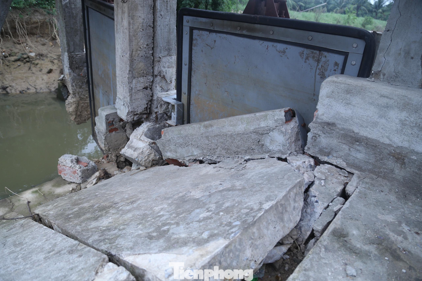 Thân cầu Khe Đầm bị đổ sập. Thân cầu Khe Đầm bị đổ sập.