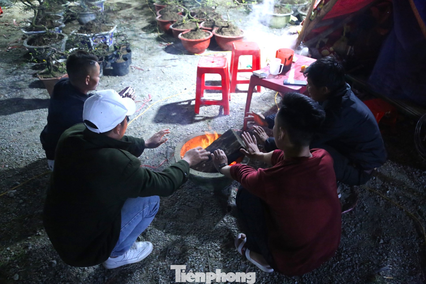 Tại khu vực bán hoa, cây cảnh ngày Tết, những ngọn lửa được thắp lên để sưởi ấm trong đêm giá rét