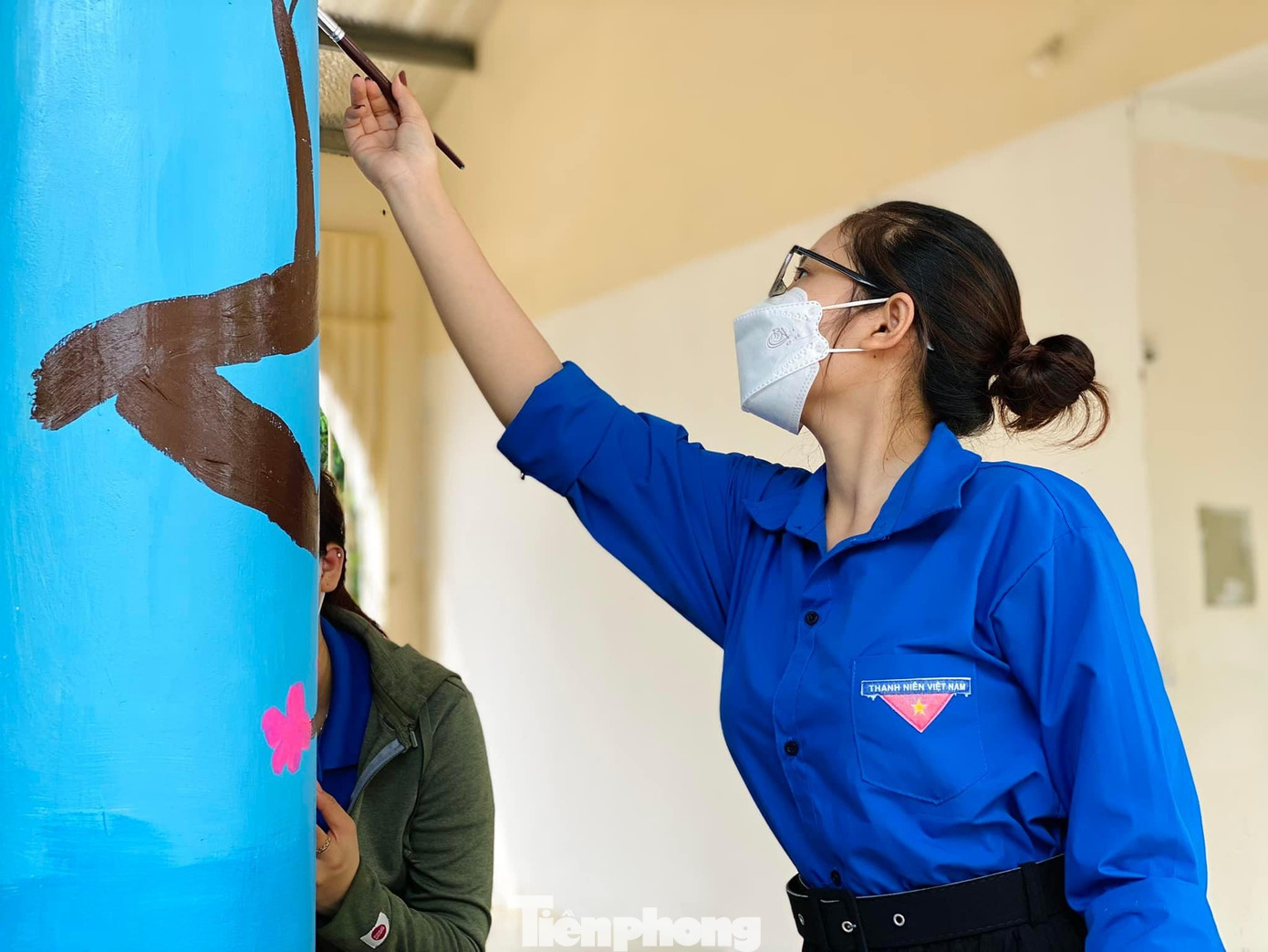 Đoàn viên thanh niên hăng say vẽ tranh