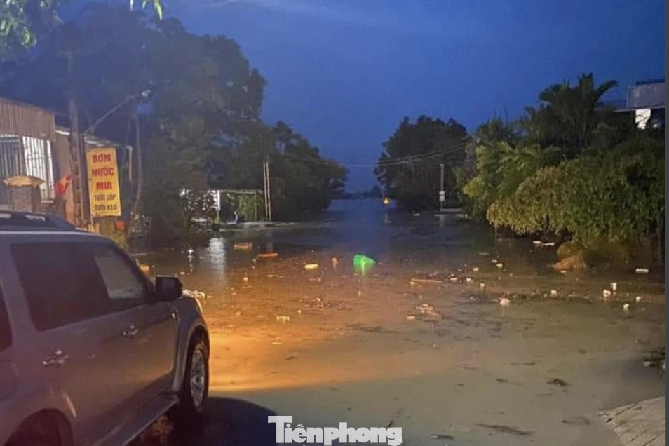 Nước ngập đoạn QL48 qua xã Châu Tiến, huyện Quỳ Châu đêm 26/9
