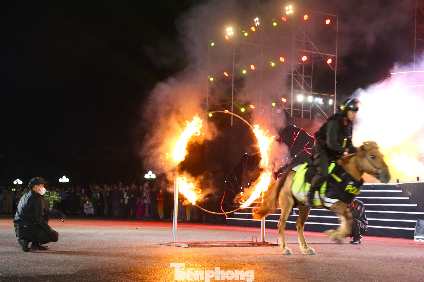 Chiến sỹ Cảnh sát cơ động Kỵ binh điều khiển ngựa vượt qua vòng lửa.