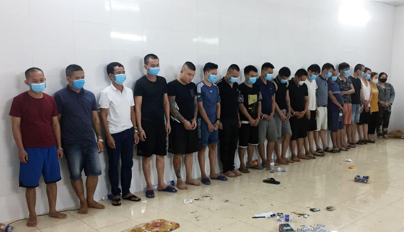 Các đối tượng bị bắt tại hiện trường Các đối tượng bị bắt tại hiện trường