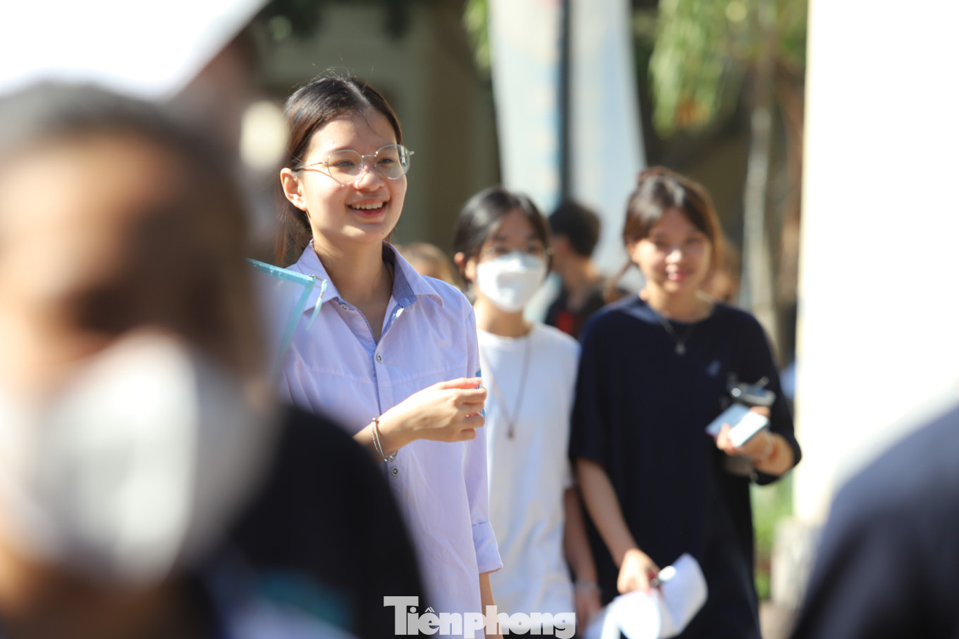 Nụ cười tỏa nắng của một thí sinh tại điểm thi Trường THPT chuyên Phan Bội Châu, TP Vinh, Nghệ An.