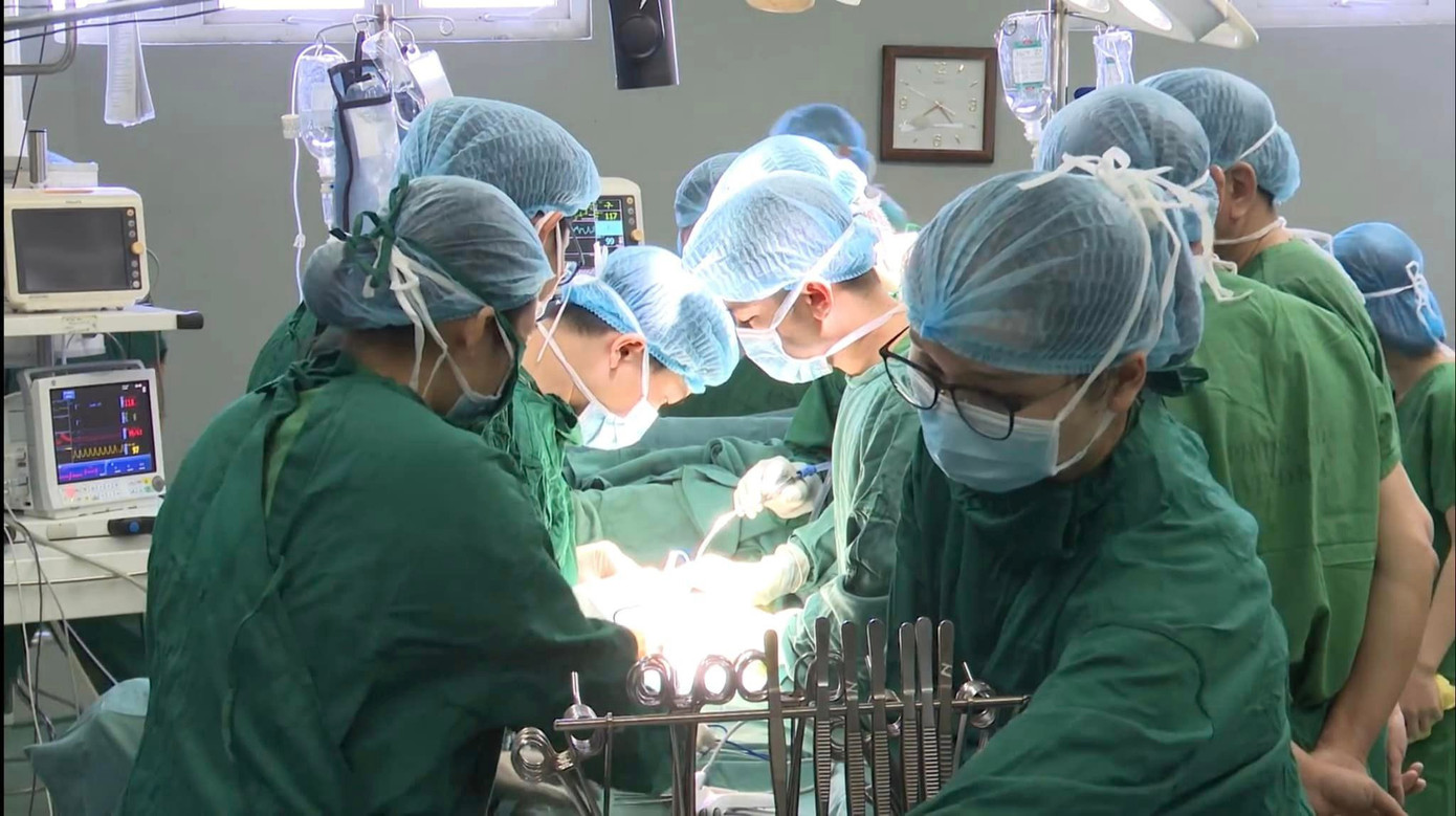 Các bác sĩ thực hiện nhận và ghép tạng.