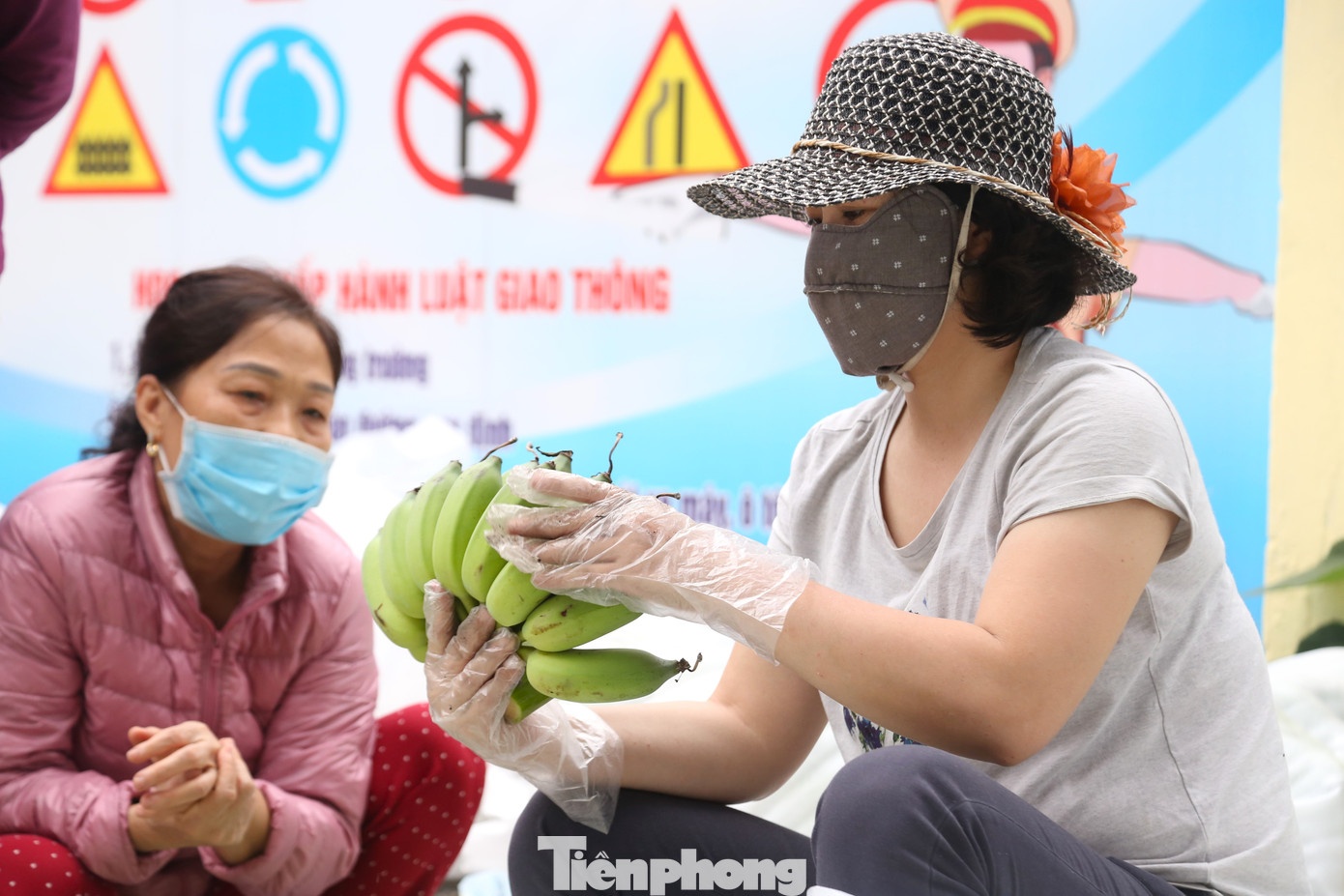 Tiểu thương đếm quả lấy tiền.