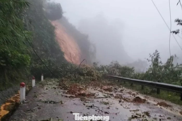 Nhiều huyện miền núi ở Nghệ An sạt lở do mưa lớn
