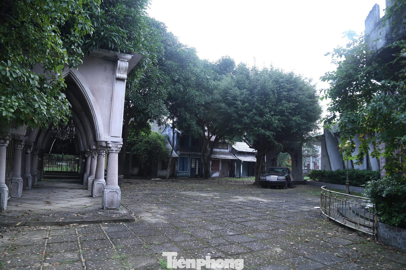 Phía ngoài là những công trình phụ trợ nằm im lìm.