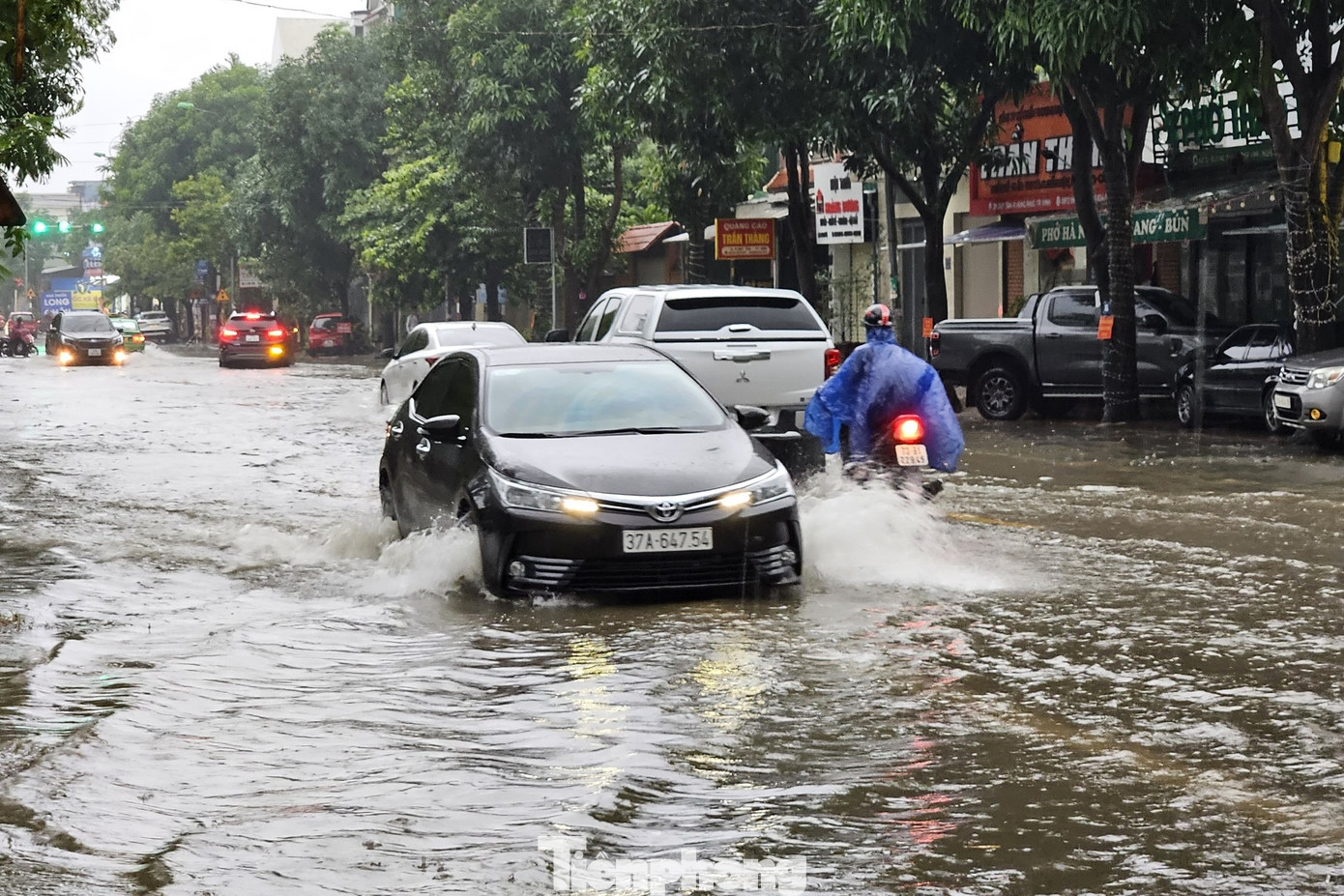 Nhiều tuyến đường lớn ở TP Vinh như Nguyễn Văn Cừ, Lê Hồng Phong, Nguyễn Thị Minh Khai, Lê Hoàn... cũng bị ngập sâu trong sáng 13/11.