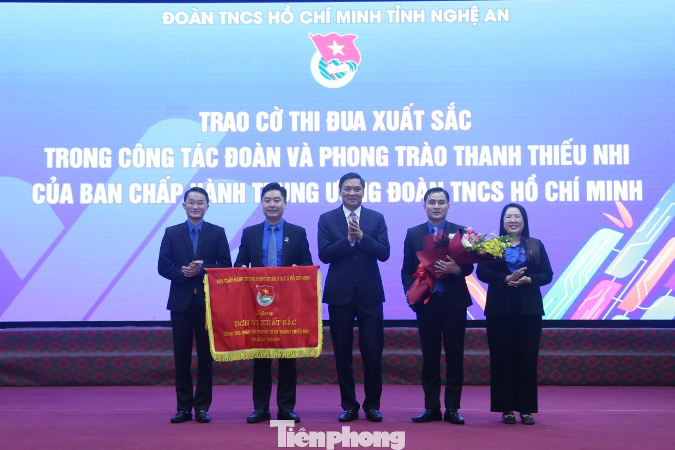 Ông Hoàng Nghĩa Hiếu, Phó Bí thư Tỉnh ủy Nghệ An trao cờ thi đua Đơn vị xuất sắc Công tác Đoàn và phong trào thanh thiếu nhi năm 2022 của Ban Chấp hành T.Ư Đoàn cho Tỉnh Đoàn Nghệ An. Ông Hoàng Nghĩa Hiếu, Phó Bí thư Tỉnh ủy Nghệ An trao cờ thi đua Đơn vị xuất sắc Công tác Đoàn và phong trào thanh thiếu nhi năm 2022 của Ban Chấp hành T.Ư Đoàn cho Tỉnh Đoàn Nghệ An.