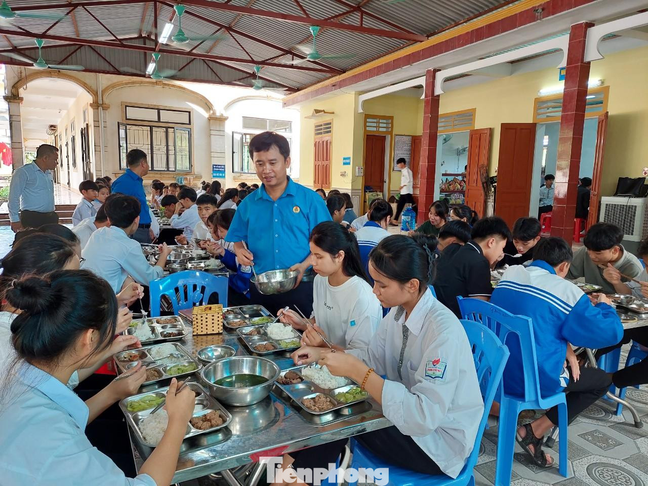 Những học sinh nhà ở xa, bị thiệt hại do lũ lụt được nhà trường tạo điều kiện ở lại trường ăn bữa trưa để không bị gián đoạn các buổi học chiều.