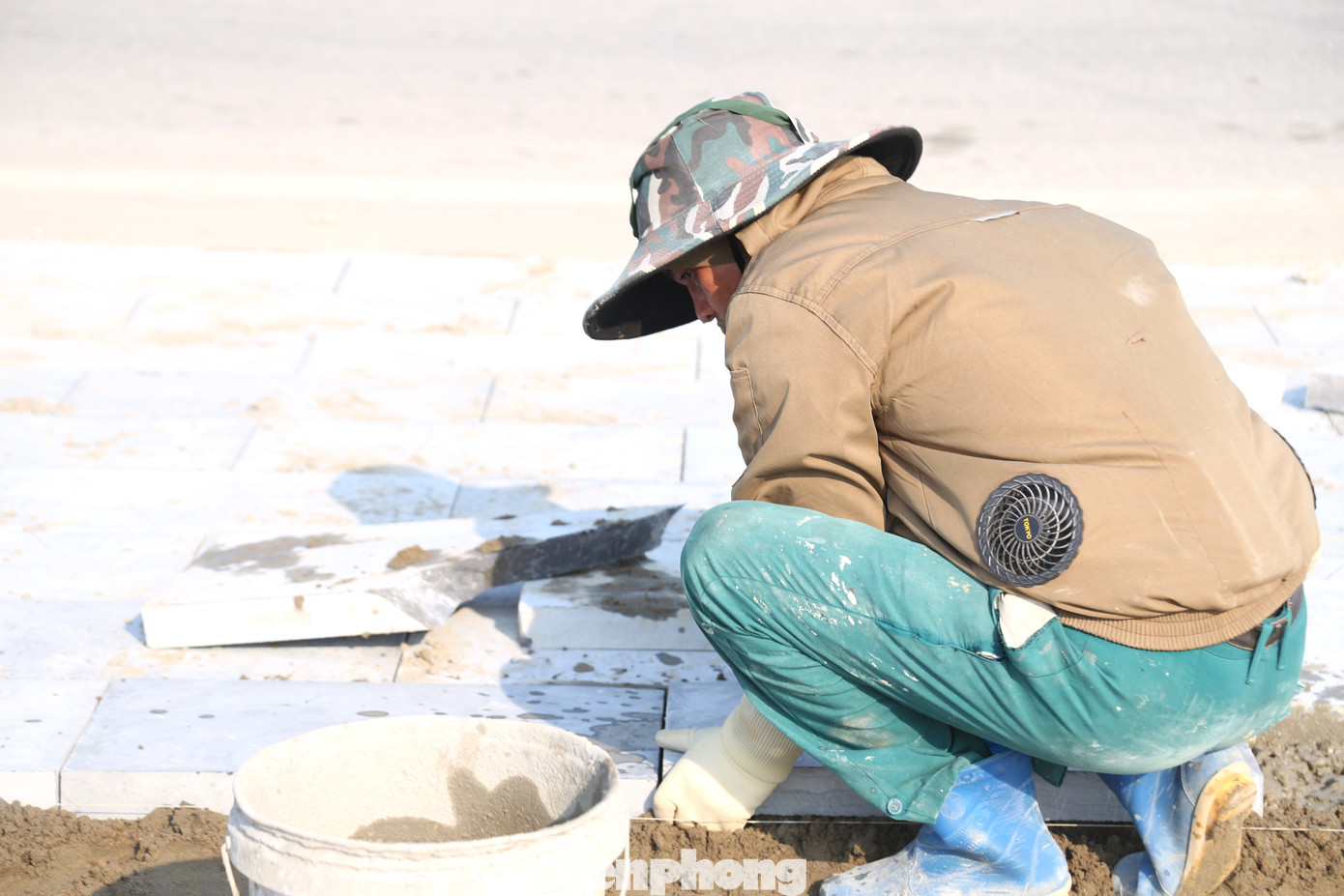 Áo điều hòa được nhiều công nhân lựa chọn để giảm bớt sức nóng.