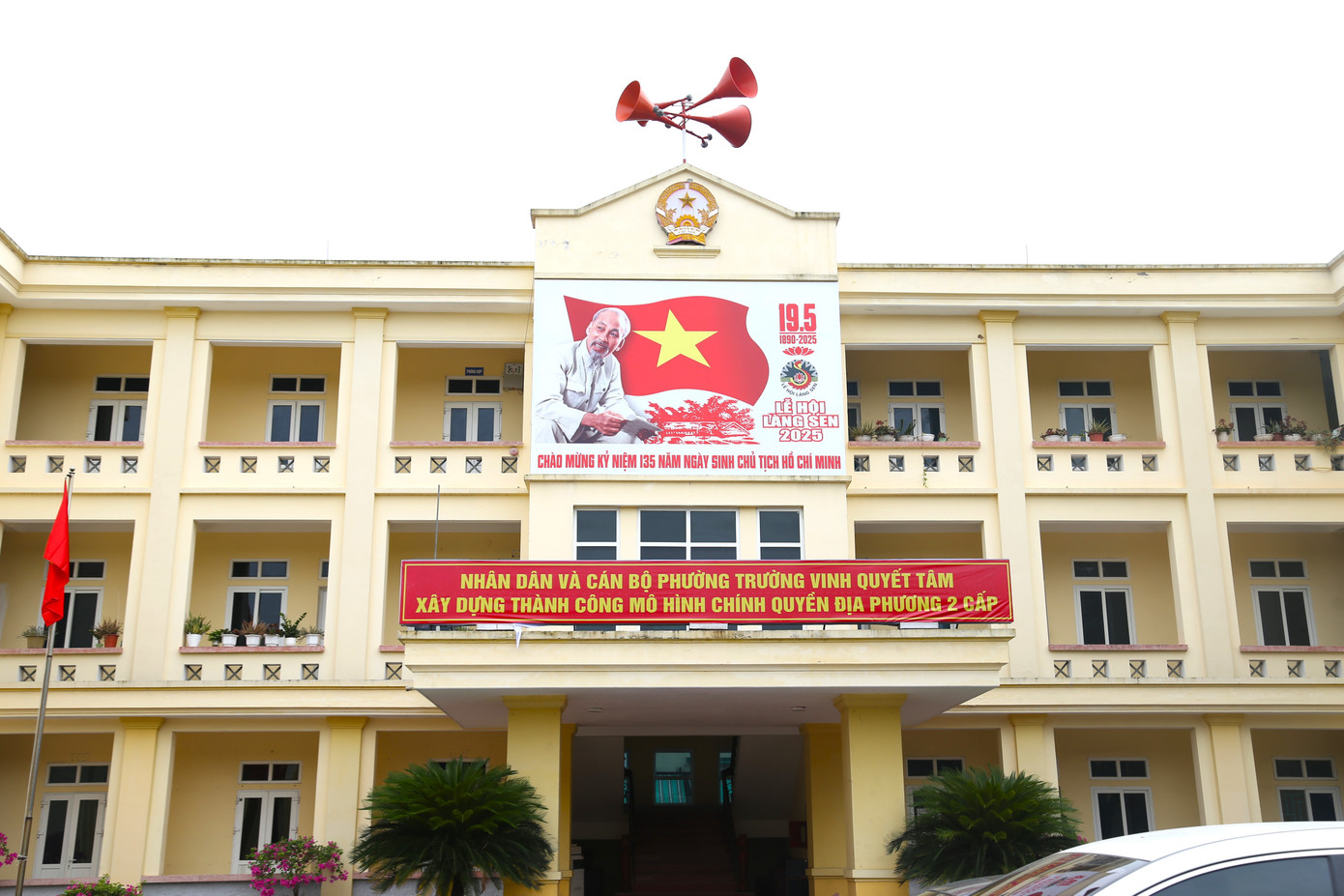 Để chuẩn bị cho ngày vận hành, UBND tỉnh Nghệ An chỉ đạo rà soát, củng cố hệ thống cơ sở vật chất ở cấp xã, phường. Các thiết bị công nghệ, phần mềm xử lý hồ sơ, và đường truyền internet đều được nâng cấp. Hơn 2.000 cán bộ cấp xã được tập huấn chuyên sâu.